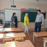 В Ленинском районе Саранска депутаты, активисты и сторонники «Единой России» проводят мониторинг школ