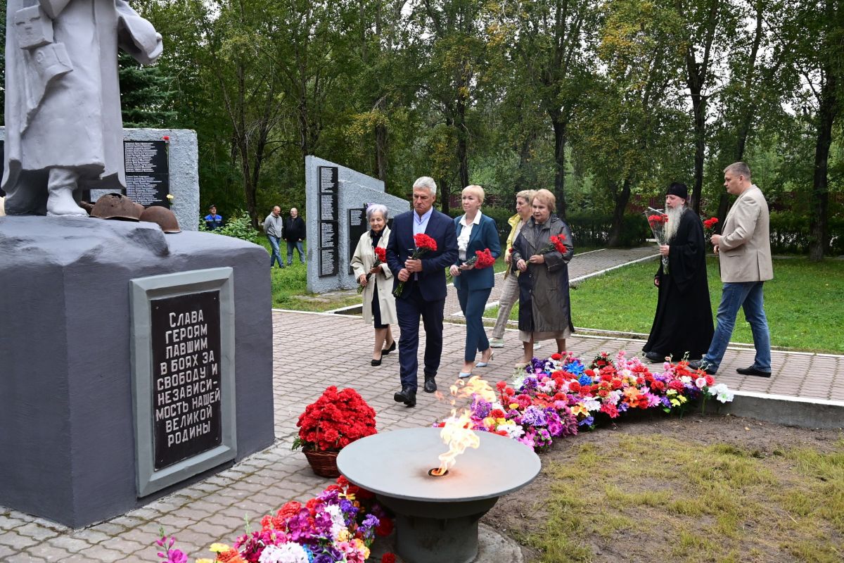 Цветы возложили к братской могиле в День республики в Сегеже