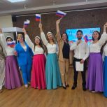 «Единая Россия» в Кировском районе провела торжественную акцию в День Государственного флага