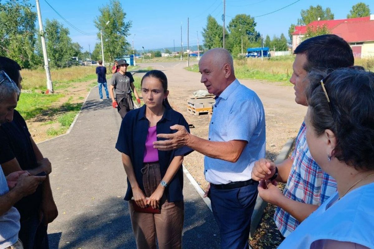 Партийцы Лесосибирска проверили ход благоустройства берега реки Маклаковки