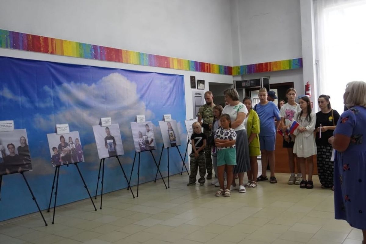 В Иркутской области «Единая Россия» открыла фотовыставку «Дети Героев, отдавших жизнь за Родину»