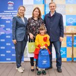 Андрей Артюхов вручил рюкзаки первоклассникам села Успенка
