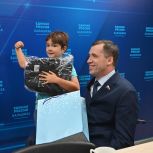 Михаил Терентьев вручил рюкзаки будущим первоклассникам с ОВЗ из Балашихи