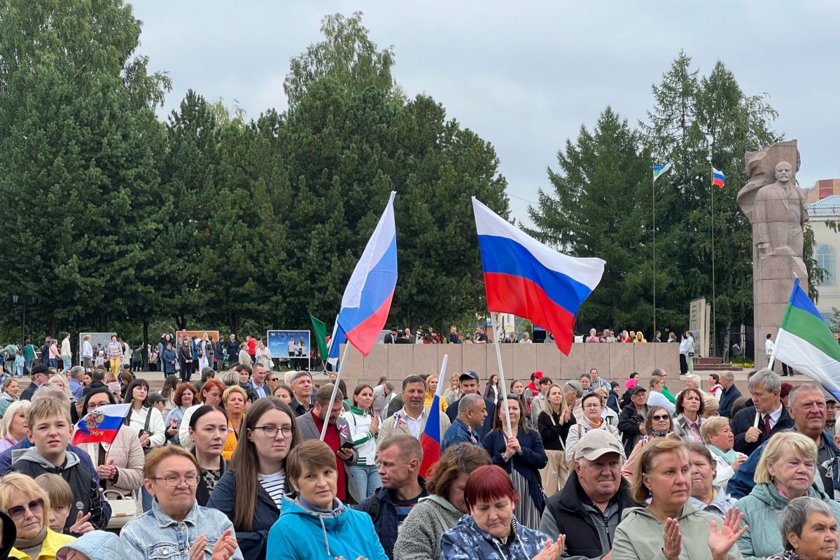 Автоквесты, 10-метровые триколоры и сбор помощи для Курской области: как жители Коми отпраздновали 22 августа