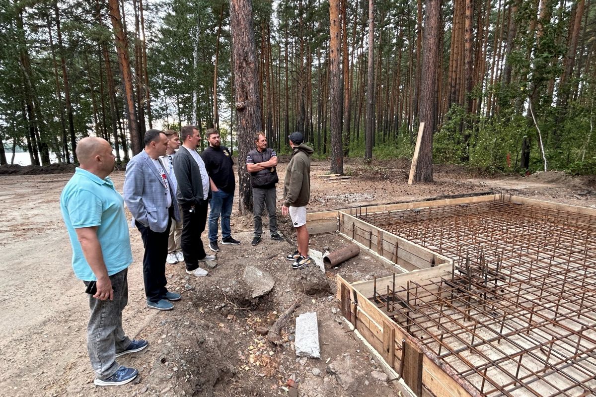 В Железногорске активисты провели «партийный десант» на городском пляже и территории парка