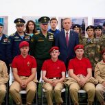 На выставке трофейной техники «Единая Россия» организовала встречу участников СВО с молодежью
