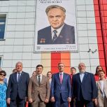 На стене школы №43 в Тюмени появился портрет Виктора Муравленко