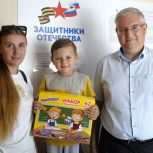 "Собери ребенка в школу": в Ковылкинском районе первоклассникам вручили школьные наборы