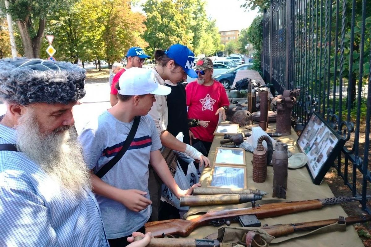 При поддержке «Единой России» донские участники поискового движения провели выставку военных артефактов