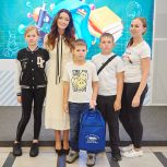 Первокласснику из многодетной семьи вручили школьный рюкзак от “Единой России”