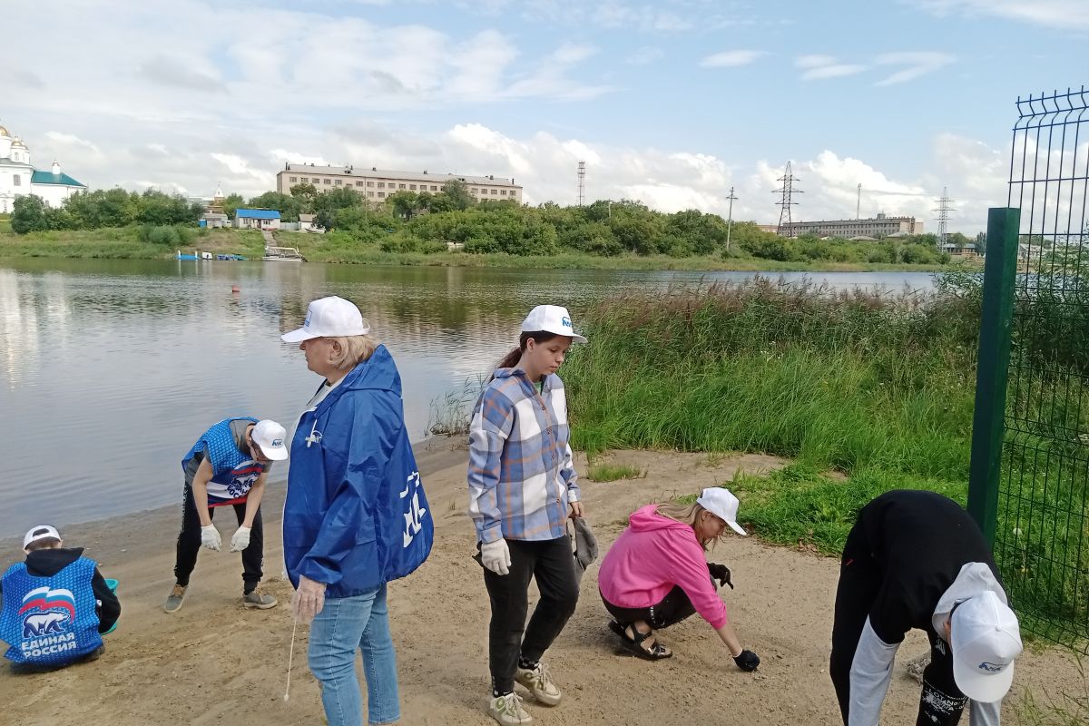 В Троицке активисты «Единой России» очистили городской пляж от мусора