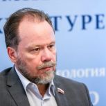 Депутат Госдумы Александр Шолохов передал школьные принадлежности семье участника СВО