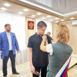 «Единая Россия» приняла участие в торжественном вручении паспортов 11 школьникам Шелеховского района