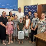 Вячеслав Камзолов передал подарки детям в рамках акции «Собери ребенка в школу»