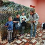 Александр Максимов передал канцелярские наборы школьникам