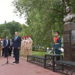 В Барнауле открыли бюст Героя России Игоря Иванова