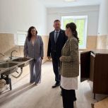 Владимир Рожков и Надежда Дергунова проверили ход текущего ремонта в Кадомской районной больнице