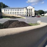 В рамках партийного проекта «Единой России» «Городская среда» в Бакале, на Юбилейной площади, продолжается ремонт