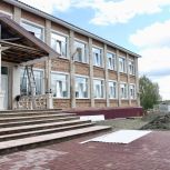 Эжер Ялбаков проверил ход капремонта Огнёвской школы в Усть-Коксинском районе