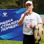 Тагир Халилов провел зарядку для ребят в летнем лагере