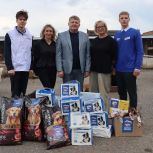 «Единая Россия» передала в омский приют для животных корма и медикаменты