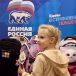 Московские депутаты вручили школьные наборы юным москвичам