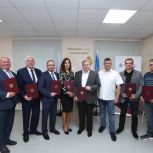 Реготделения партий подписали соглашения о сотрудничестве с Общественной палатой Псковской области