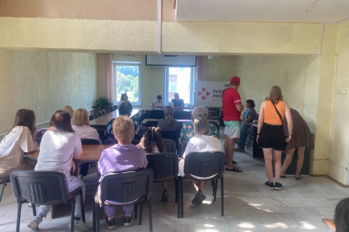 В рамках проекта «Моя карьера с Единой Россией» в Центре занятости населения города Златоуста прошла мини-ярмарка вакансий для граждан, ищущих работу