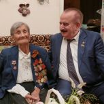 Депутат «Единой России» Бесарион Месхи поздравил ветерана Великой Отечественной войны Надежду Михайловну Костеневич с 102-летием