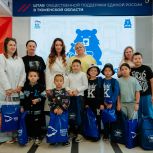 Ольга Швецова вручила рюкзаки тюменским школьникам