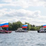 Молодогвардейцы развернули флаги России на катерах