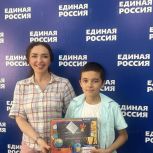 Юлия Литневская вручила детям наборы первоклассника