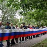 «Настоящая сила нашей страны — в единстве народов, традиций и поколений»: единороссы поздравили петербуржцев с Днем российского флага
