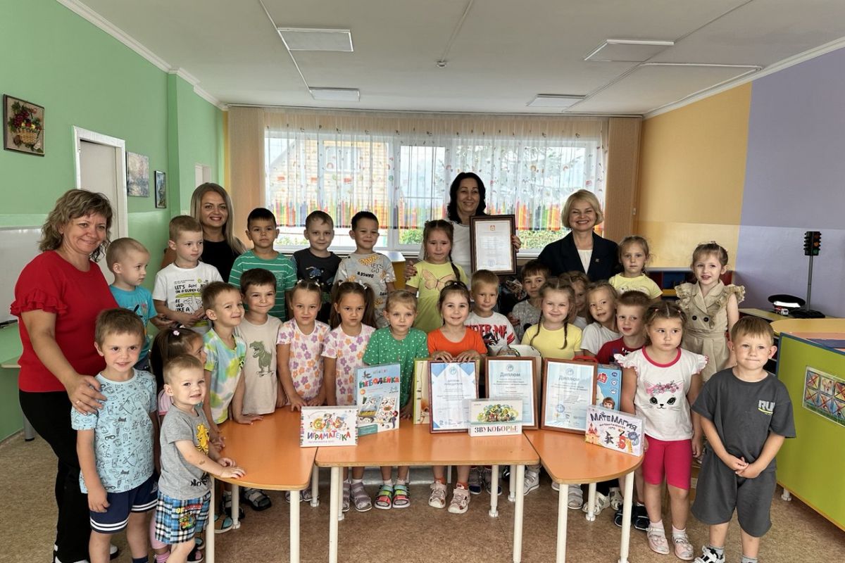 Ирина Субочева вручила подарки коллективу Березовского детского сада - победителю всероссийской акции
