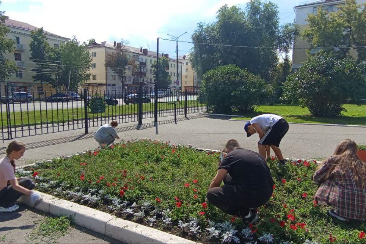 Активисты Ленинского местного отделения партии «Единая Россия» приняли участие во Всероссийской акции «Помощь школам»