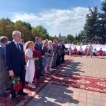 Александр Артёмов и Павел Коренной поздравили жителей Стаханова с праздниками и вручили первоклассникам школьные наборы