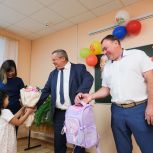 Игорь Мартынов вручил портфели камызякским первоклассникам
