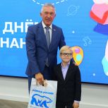 В Штабе общественной поддержки «Единой России» вручили канцелярские наборы первоклассникам в рамках акции «Собери ребенка в школу»