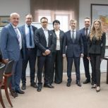 Владислав Кузнецов подписал соглашения о сотрудничестве с Национальным союзом предприятий индустрии учебного оборудования и средств обучения и поставщиков образовательных организаций