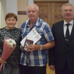 77 семей Саткинского округа на торжественном мероприятии получили знаки отличия «Семейное счастье»