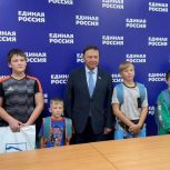 С заботой о детях: Александр Ролик вручил школьные наборы в Приморье