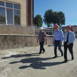 Алексей Свалов проверил ход строительства здания сельской библиотеки-клуба в поселке Кедровое