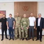 Секретарь Еткульского местного отделения, глава района Юрий Кузьменков встретился с военнослужащими, участниками специальной военной операции – Максимом и Александром