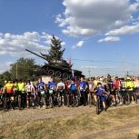 Ко Дню флага РФ единороссы провели велопробег по улицам Луганска