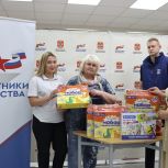 «Единая Россия» вручила 30 школьных наборов детям участников СВО из Омска