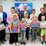 В преддверии Дня знаний депутаты «Единой России» вручили школьные наборы юным югорчанам