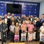 Более 150 школьников получили рюкзаки и канцелярию от кемеровских единороссов
