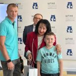 Городские партийцы продолжают вручать школьные наборы в рамках акции «Собери ребенка в школу»