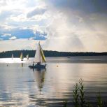 Владимир Семенов организовал в Салыме юбилейную парусную регату