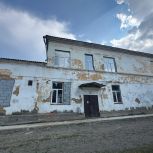 Евгений Старков проверил ремонтные работы на социальном объекте в Алапаевске